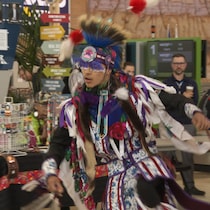 Un homme danse en habit traditionnel lors d'un marché autochtone organisé à l,aéroport de Regina, en Saskatchewan, le 17 juin 2026.