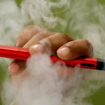 Une personne en train de vapoter.