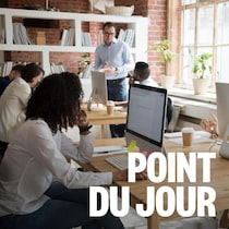 Des employés travaillent devant leur ordinateur.