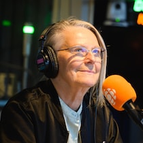 Marcia Babineau dans les studios de Radio-Canada Acadie.