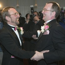 Michael Hendricks et René Leboeuf s'enlacent.