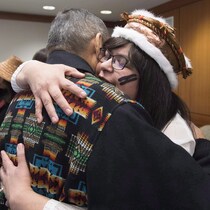 Marilyn Slett fait une accolade à un collègue. Cette photo a été prise en 2018 lorsque la Nation a décidé de poursuivre le propriétaire du remorqueur américain.