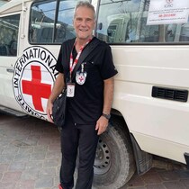 Mario Brûlé sourit près d'une voiture de la Croix-Rouge.