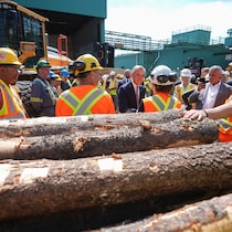 Le premier ministre du Canada, Mark Carney, était de passage dans une scierie de West Kelowna en août 2025.