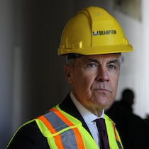 Le premier ministre Mark Carney visite un chantier de construction situé à côté du centre récréatif Century Garden à Brampton, en Ontario.
