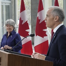 Louise Arbour regarde le premier ministre qui détaille son CV avec un sourire en coin, le 5 mai 2026.
