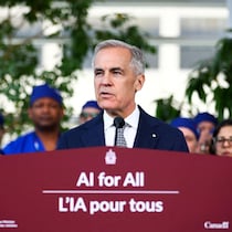 Mark Carney parle derrière un lutrin à des professionnels de la santé.