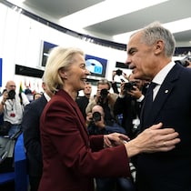Ursula Von Der Leyen accueille Mark Carney au milieu d'un foule de photographes. 