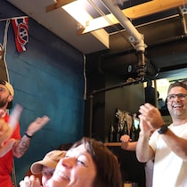 Dans une foule, Mathieu et Frederico sont debout, après un but du Canada.