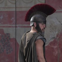 Un homme est de profil.