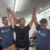 Des personnes qui célèbrent la victoire.