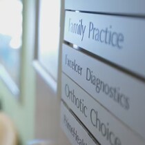 Dans une clinique de médecine familiale.