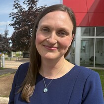 Megan Mitton pose pour la photo dans le stationnement de Radio-Canada à Moncton. 