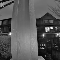 La caméra de surveillance d'une résidence montre le ciel mardi soir et d'autres résidences du quartier.