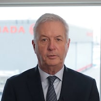 Une capture d'écran du vidéo de condoléances ou Michael Rousseau est seul devant la caméra.