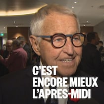 Un homme en entrevue dans un gala.