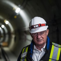 Mike Farnworth, dans un tunnel.