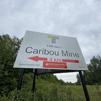 Un grand panneau indicateur.