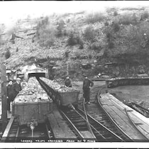 Des mineurs, à l'entrée d'une mine.