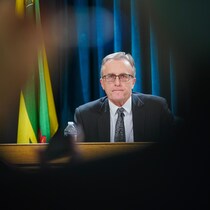 Le ministre des Finances de la Saskatchewan, Jim Reiter, lors d'une conférence de presse à Regina, le jeudi 28 novembre 2024.