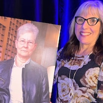 Doris Gietz, la cousine de Miriam Bergen, tient une photo de la défunte philanthrope lors de l'annonce d'un don de 500 millions de dollars à la Winnipeg Foundation, le 29 novembre 2022.