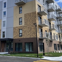  à gauche, un des immeubles de 100 logements abordables de Mission Unitainés à Terrebonne et, à droite, le président et chef de la direction de la Société de développement Angus, Christian Yaccarini, devant un chantier de 350 logements abordables. 