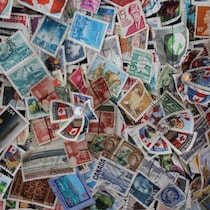 Des timbres et des broches argentées.
