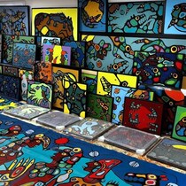 De faux tableaux disposés dans une salle.