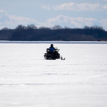 Une motoneige sur un lac gelé.