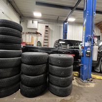 Des pneus empilés dans un garage de Winnipeg.