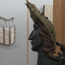 Une tête sculptée, vue de profil.