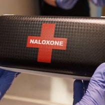 Un étui de naloxone.