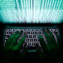 Une personne qui écrit sur un clavier d’ordinateur.