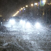 Les phares éblouissants des voitures font ressortir la quantité et la densité des flocons qui tombent en cette nuit.