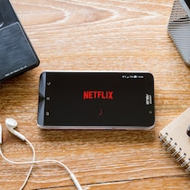 Un téléphone portable sur lequel l'application Netflix est activée.