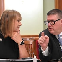 Nicole Arseneau-Sluyter et Ali Chaisson en discussion. 
