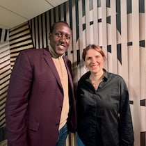 Nicole Lavergne-Smith et Jean de Dieu Ndayahundwa sourient à la caméra dans les studios de Radio-Canada.