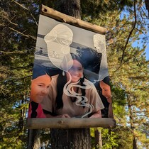 Une œuvre représentant une photo de famille et des ancêtres dessinés près des visages.