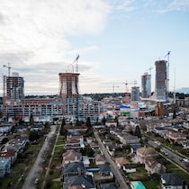Des tours d'habitation en construction dans le quartier d'Oakridge, à Vancouver, le 16 février 2024.
