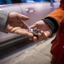 Une personne remet ses clés de voiture à un bénévole d'Opération Nez rouge.