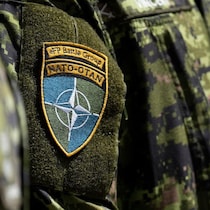 Un soldat canadien porte un écusson de l'OTAN sur une base militaire à Adazi, en Lettonie.