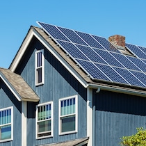 Des panneaux solaires sur le toit d'une maison.