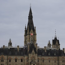 Le drapeau canadien flotte sur le toit de l'édifice de l'Ouest, sur la colline du Parlement, à Ottawa, le lundi 3 novembre 2025.