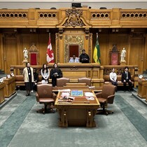 Le parlement jeunesse fransaskois organisé par l'Association jeunesse fransaskoise (AJF) à l'Assemblée législative de la Saskatchewan, le 12 décembre 2025.