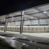 La patinoire de Field à Nipissing Ouest est recouverte d'un toit et est illuminée en soirée.