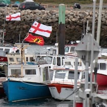 Des bateaux amarrés à un quai.