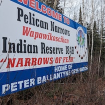 Une affiche annonçant la bienvenue à Pelican Narrows, en Saskatchewan, en 2023.