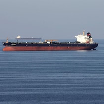 Un pétrolier passe dans le détroit d'Ormuz.