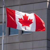 Un drapeau du Canada devant la Place du Portage à Gatineau.