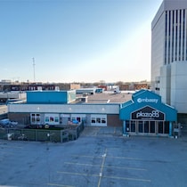 Un plan drone de l'extérieur du Plaza 88.